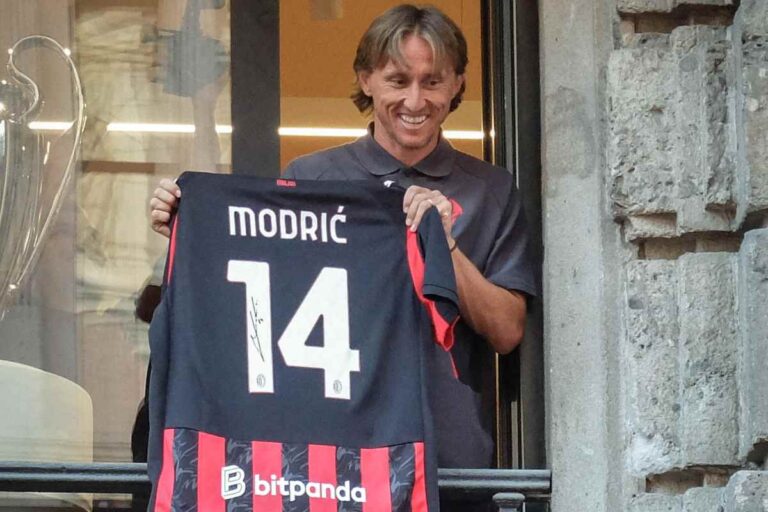 Luka Modrić con la maglia del Milan durante la presentazione