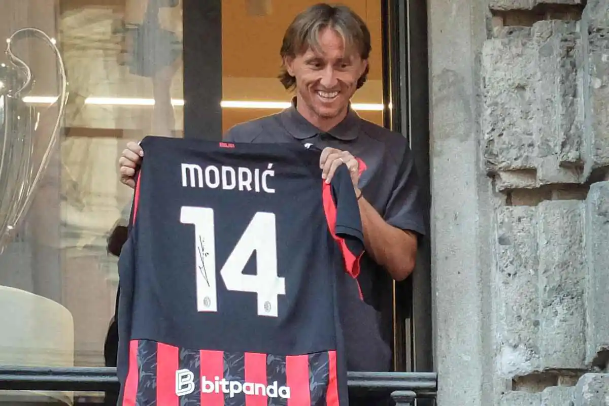 Luka Modrić con la maglia del Milan durante la presentazione
