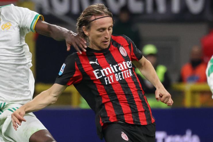 Luka Modrić in azione con la maglia del Milan durante una partita di campionato allo stadio San Siro