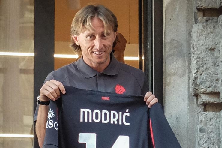 Luka Modrić mostra una maglia autografata con il numero 14 durante un evento pubblico del 2025.