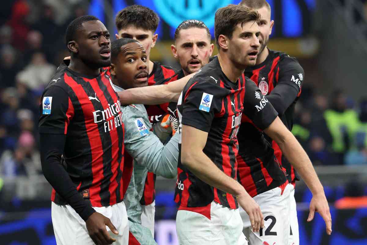 La squadra del Milan abbraccia Maignan
