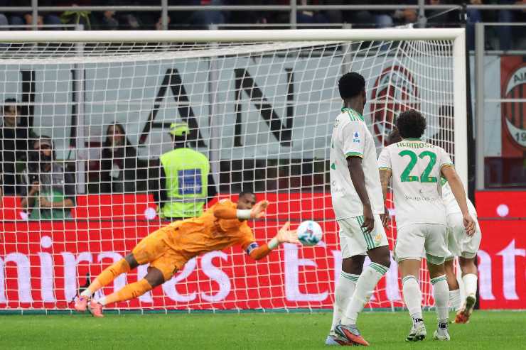 Maignan mentre para il rigore di Dybala contro la Roma