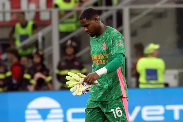 Maignan con i guanti in mano