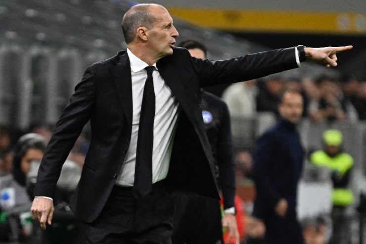 Massimiliano Allegri in campo durante la gara di serie A 2025