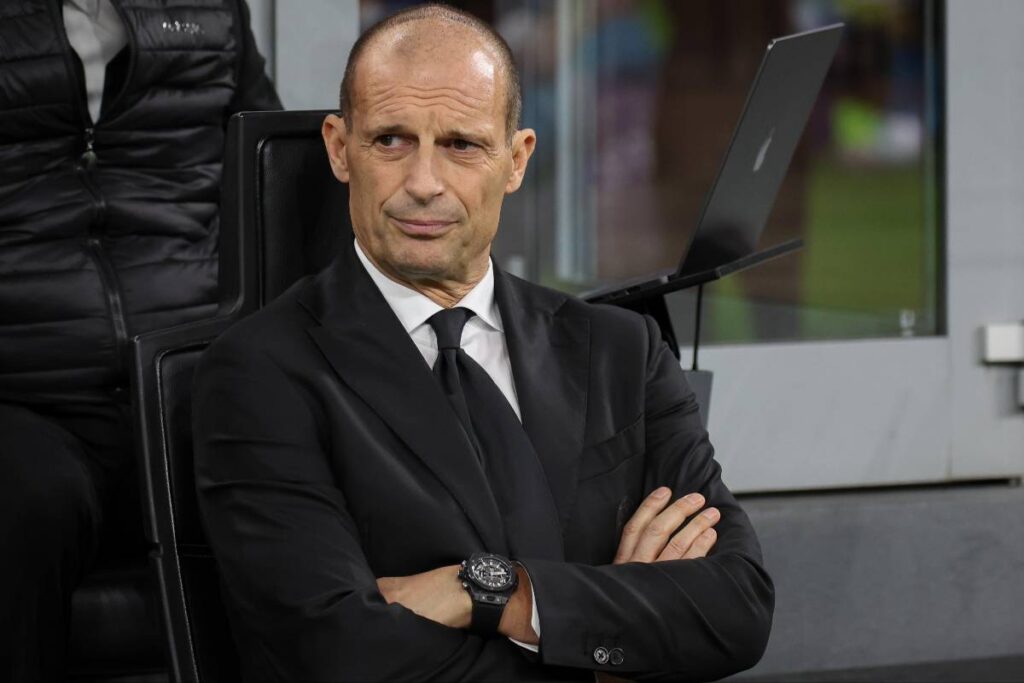 Massimiliano Allegri preoccupato in panchina con il Milan durante una partita di campionato allo stadio San Siro