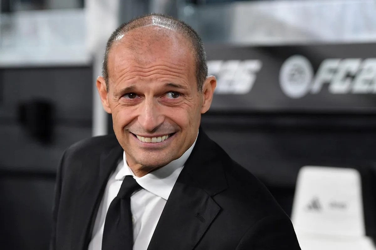 Massimiliano Allegri, allenatore del Milan, seduto in panchina all'Allianz Stadium prima del match contro la Juventus