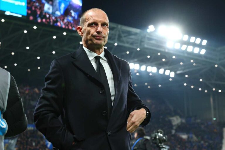 Mister Max Allegri in campo per guidare una partita del Milan in Serie A