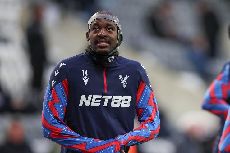 Jean-Philippe Mateta si riscalda prima del match tra Newcastle e Crystal Palace