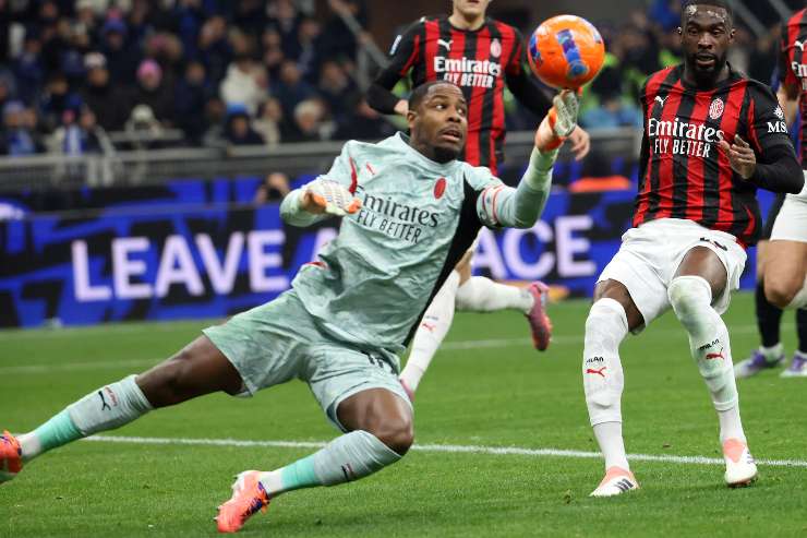 Mike Maignan in azione con la maglia del Milan durante una partita di campionato allo stadio San Siro