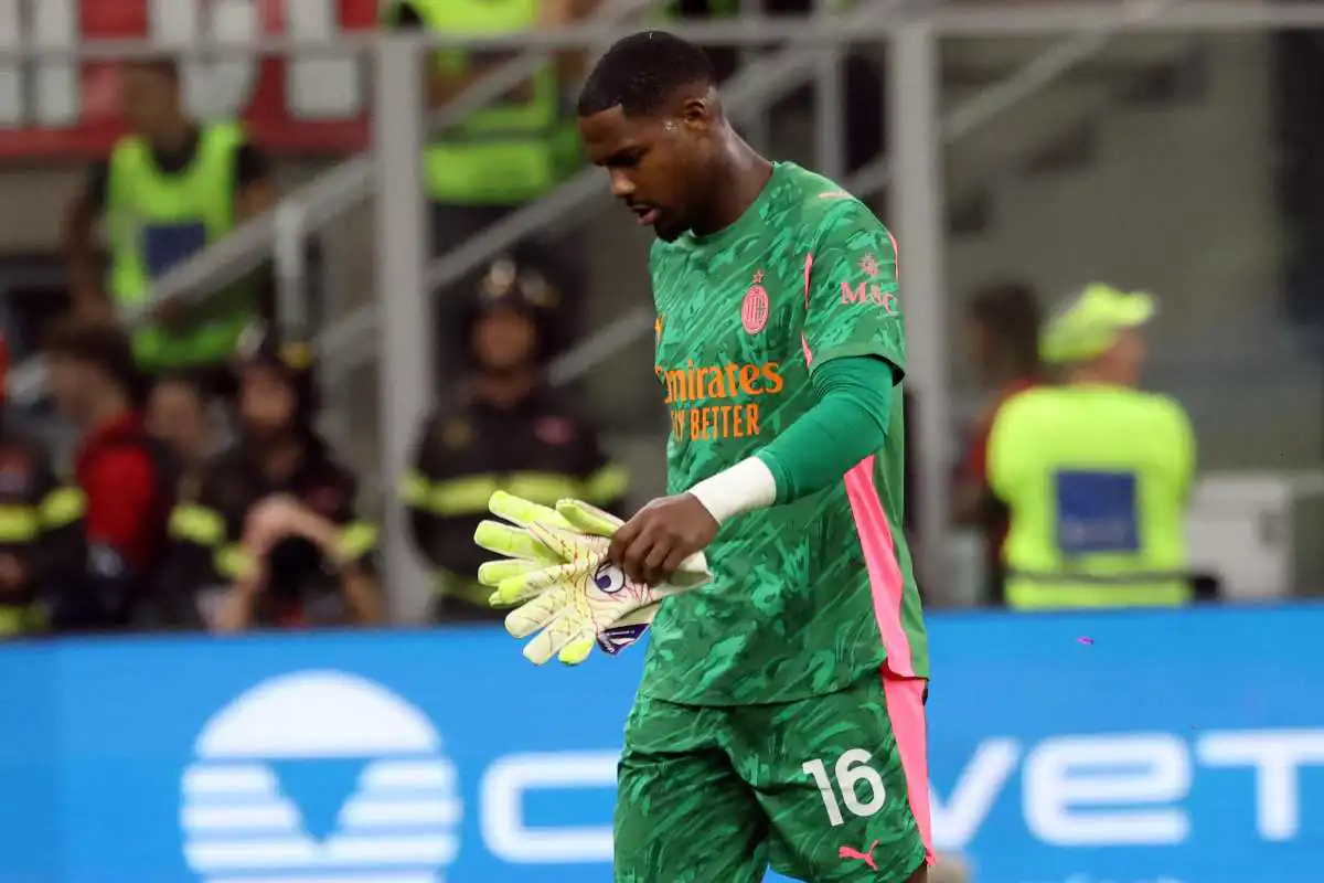 Mike Maignan, portiere del Milan, cammina a testa bassa dopo la partita di Serie A 2025 allo stadio San Siro.