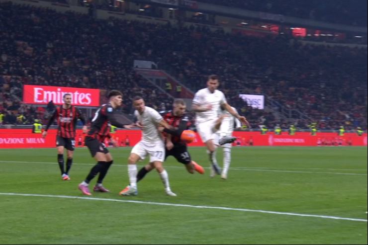 Episodio dubbio nell'area del Milan durante gli ultimi minuti della sfida di campionato contro la Lazio