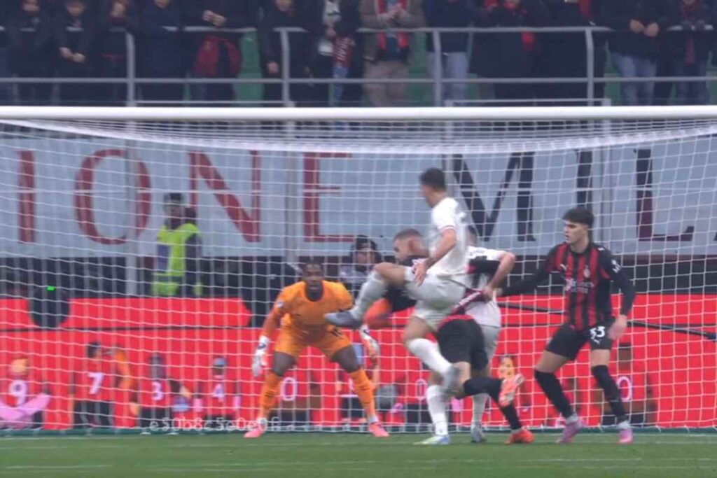Episodio dubbio nell'area del Milan durante gli ultimi minuti della sfida di campionato contro la Lazio