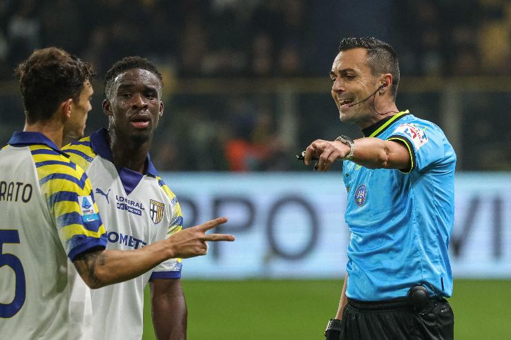 L'arbitro Di Bello discute con i calciatori del Parma dopo aver assegnato un rigore al Milan