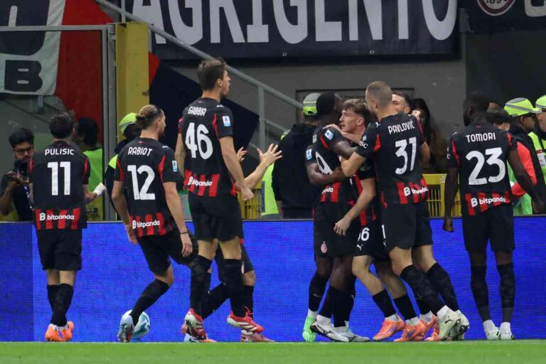 La squadra Milan festeggia