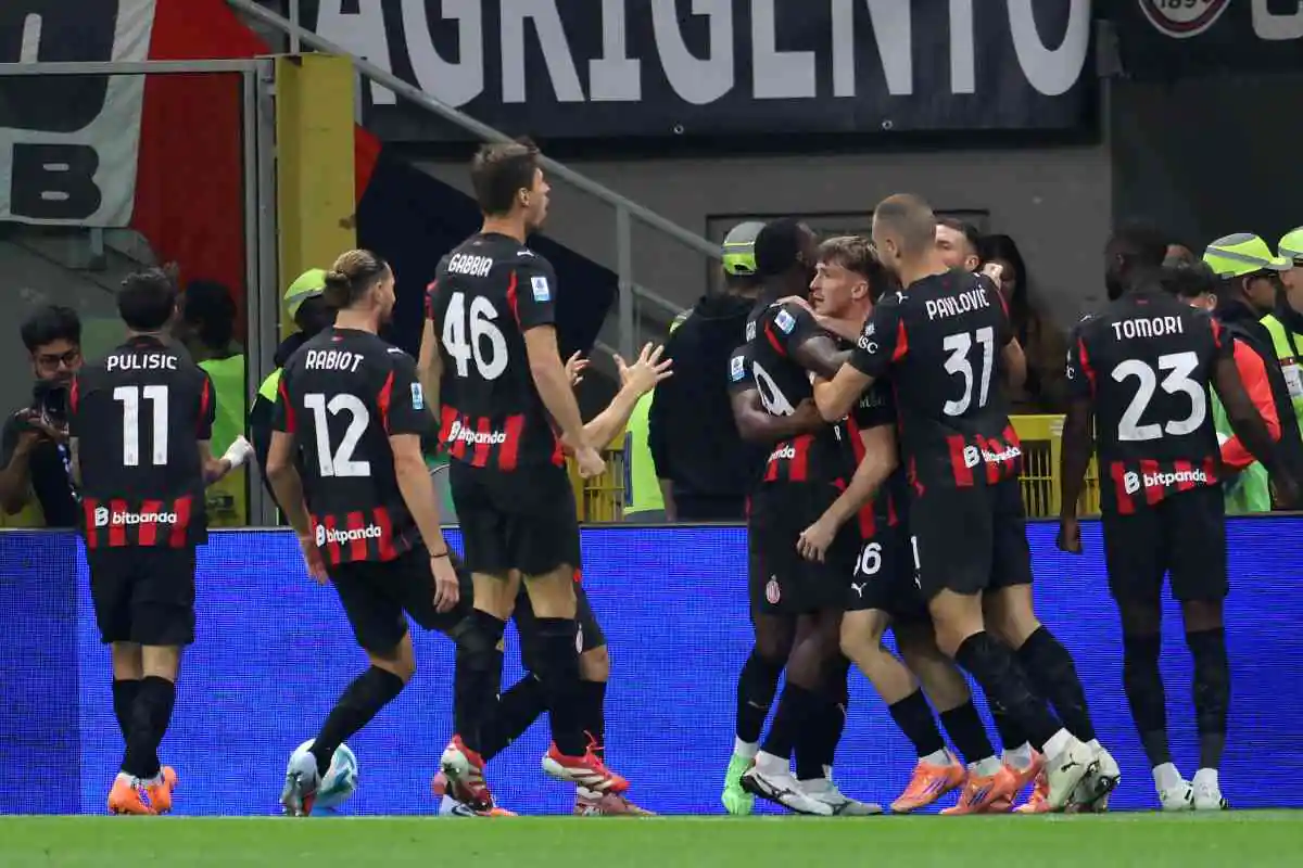 La squadra Milan festeggia