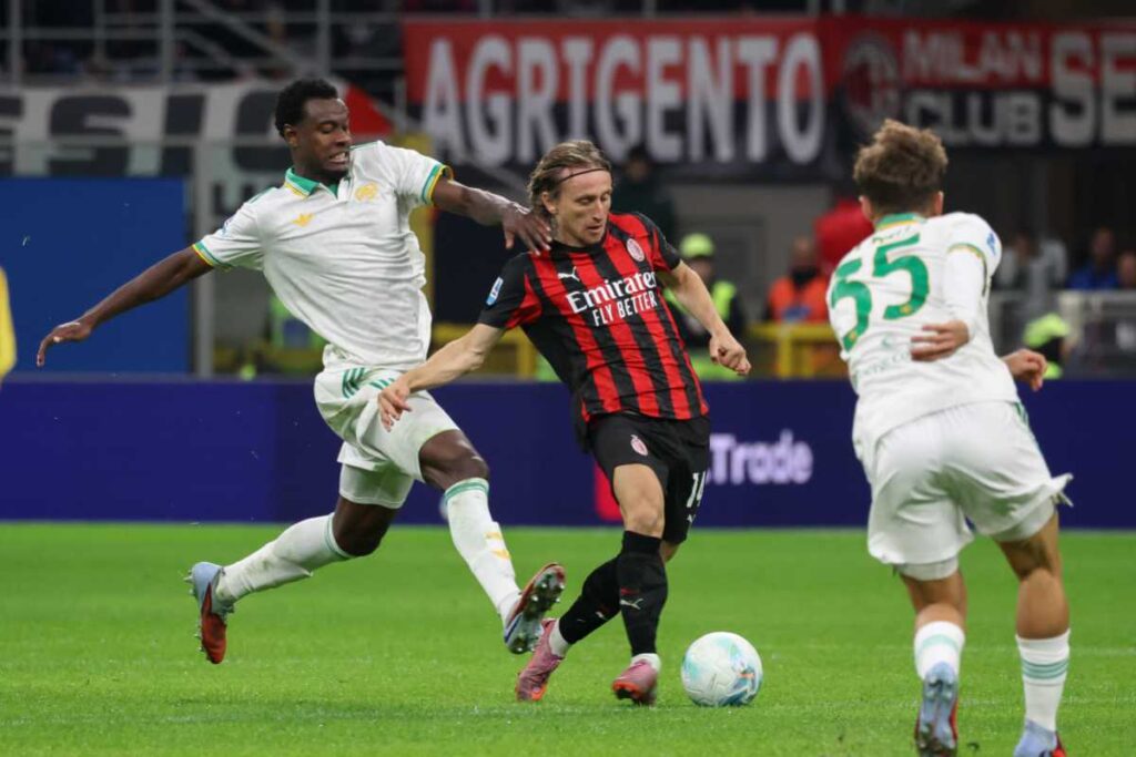 Modric con la maglia del Milan durante la partita