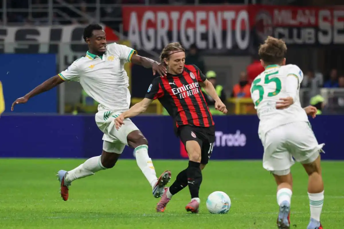 Modric con la maglia del Milan durante la partita