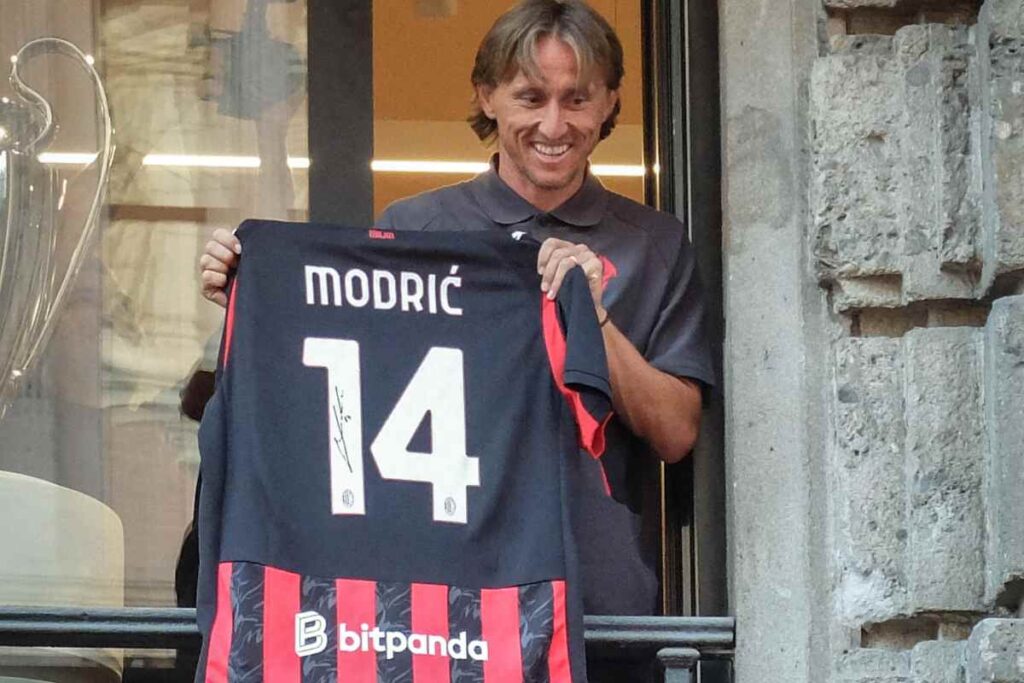 Luka Modric saluta i tifosi al Milan