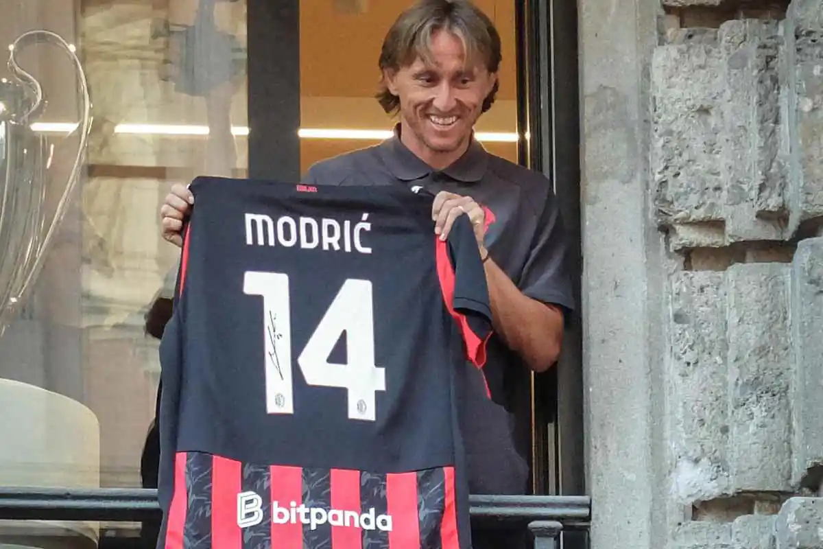 Luka Modric saluta i tifosi al Milan