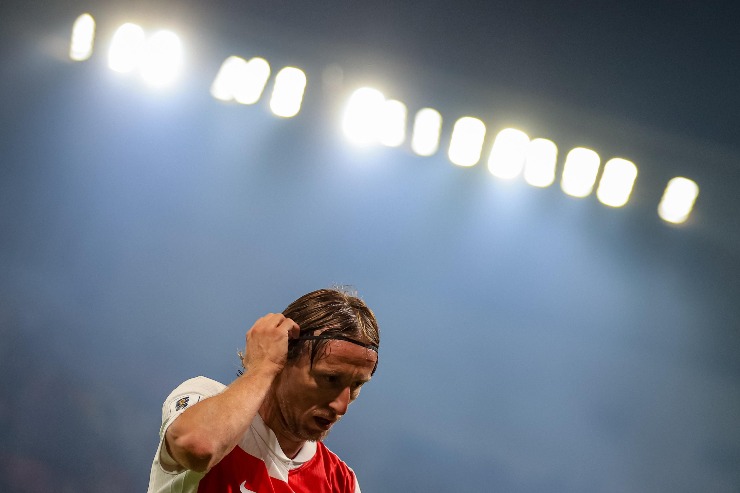 Modric ripreso dal basso con le mani in testa