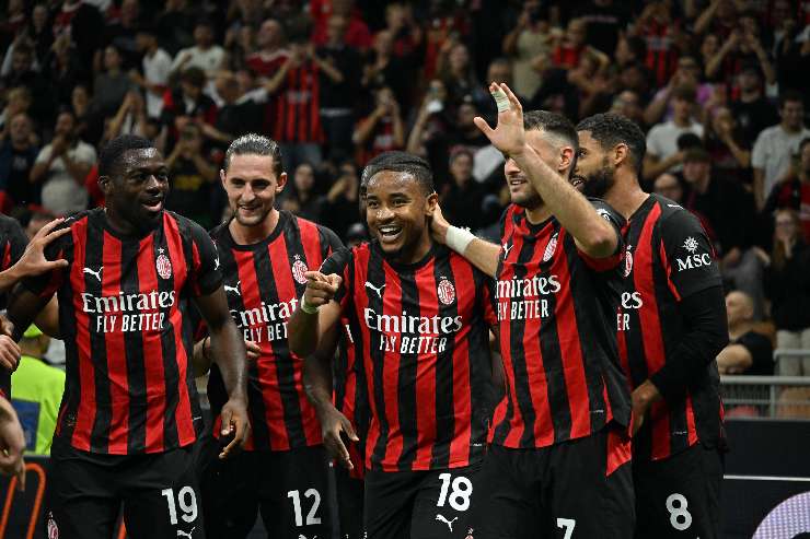 I calciatori del Milan esultano dopo un gol di Nkunku