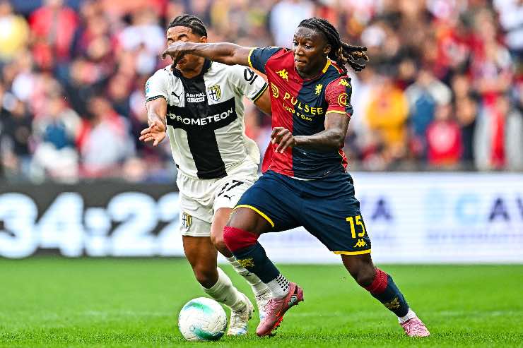 Milan, Cuffy in corsa con la maglia del Genoa 