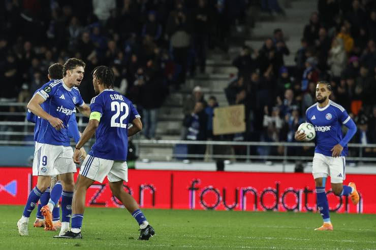 I giocatori dello Strasbourg festeggiano un gol segnato durante una partita di Ligue 1, con Panichelli visibilmente felice tra i compagni di squadra.