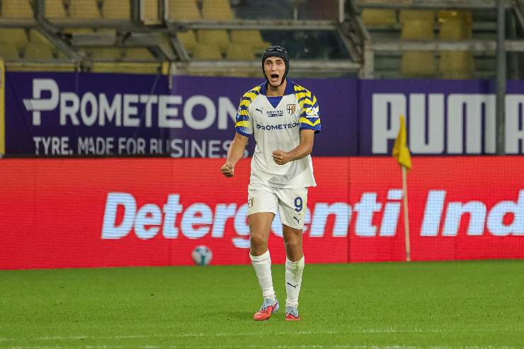 Mateo Pellegrino esulta dopo aver segnato con la maglia del Parma