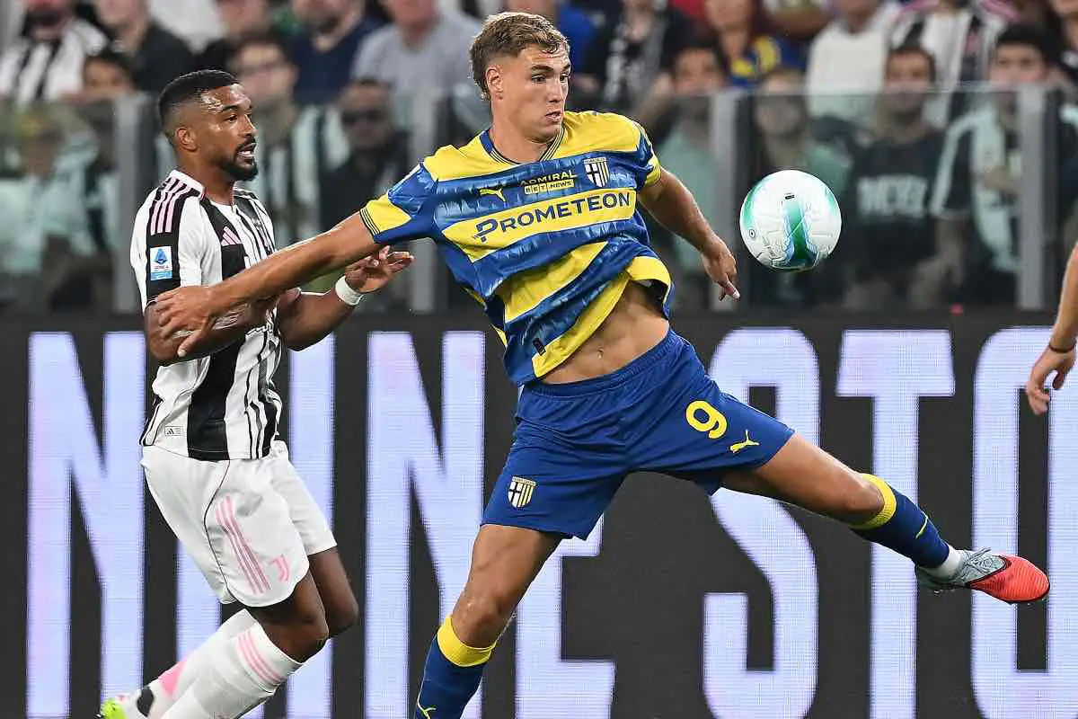 Milan, Pellegrino difende palla da Bremer