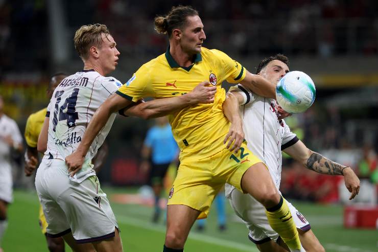 Rabiot in contrasto contro i giocatori del Bologna