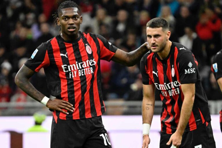 Rafael Leao e Santiago Gimenez durante la partita contro il Pisa