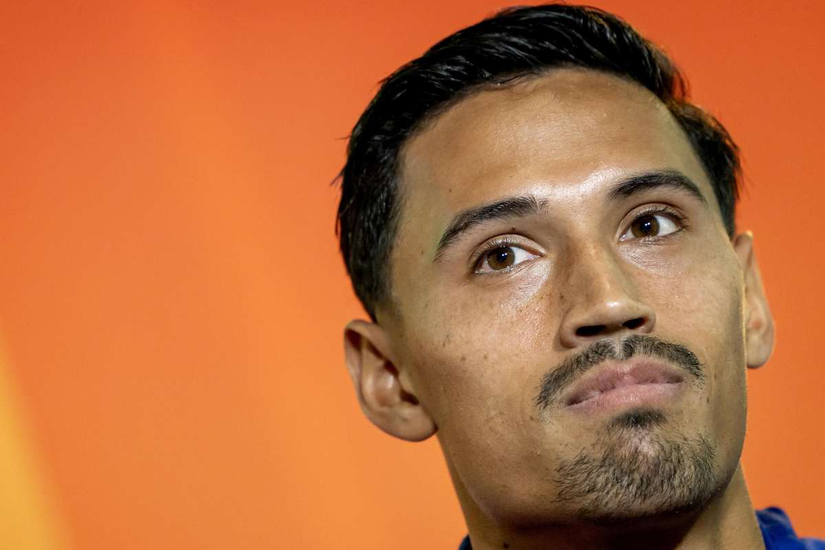 Tijjani Reijnders ascolta alcune domande in conferenza stampa con l'Olanda