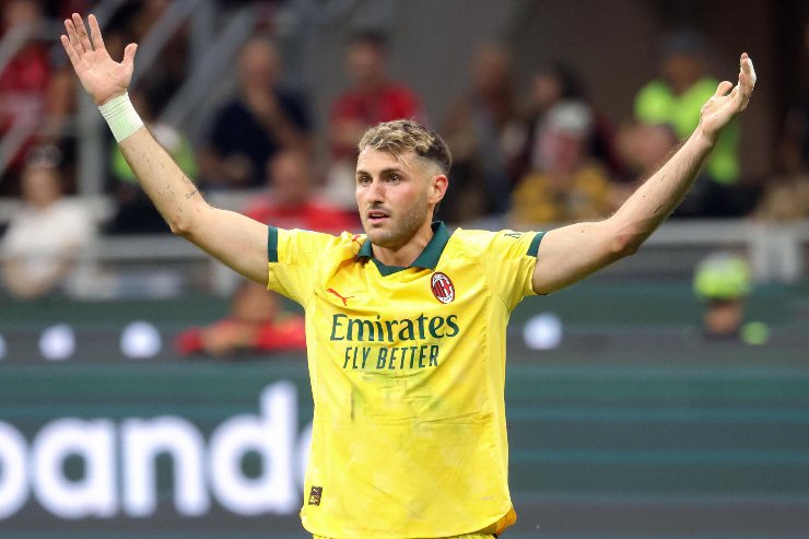 Santiago Giménez in campo con la maglia del Milan durante una partita di campionato allo stadio San Siro