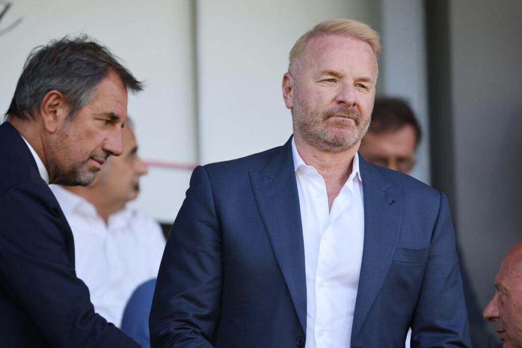 Igli Tare, direttore sportivo del Milan, immortalato in tribuna mentre guarda una partita di Serie A