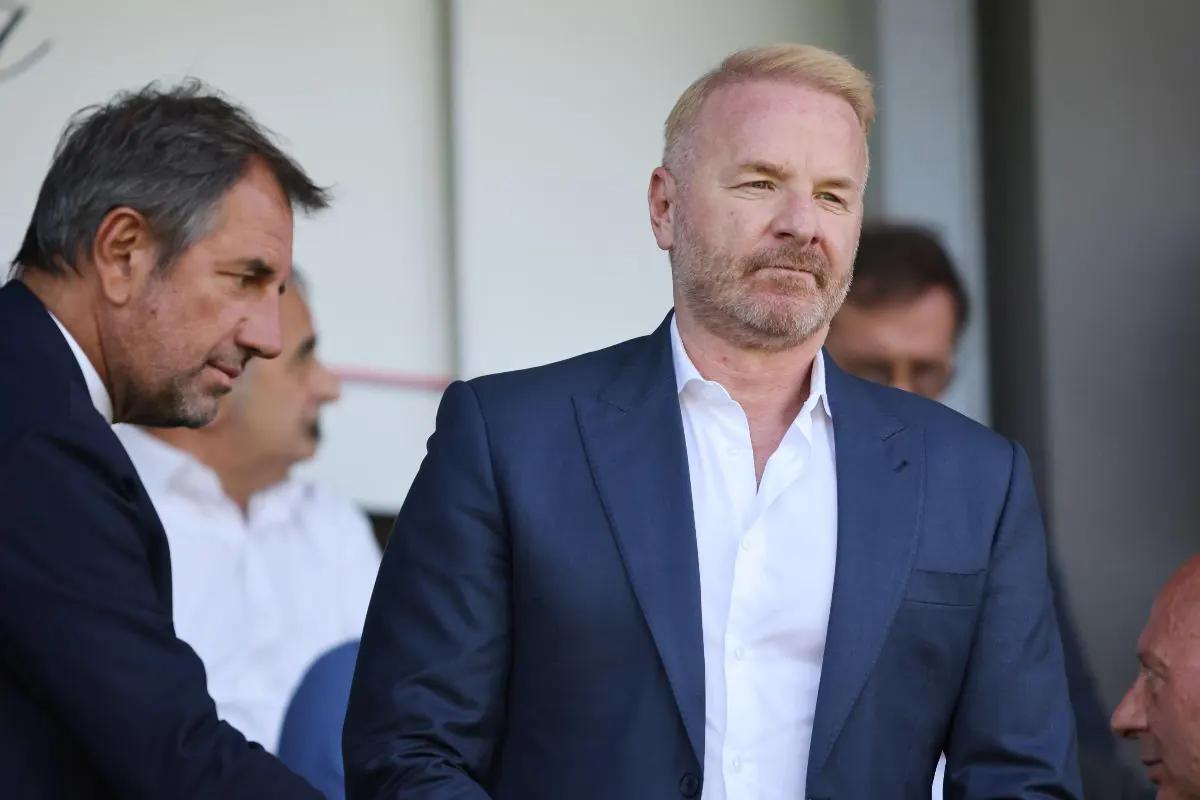 Igli Tare, direttore sportivo del Milan, immortalato in tribuna mentre guarda una partita di Serie A