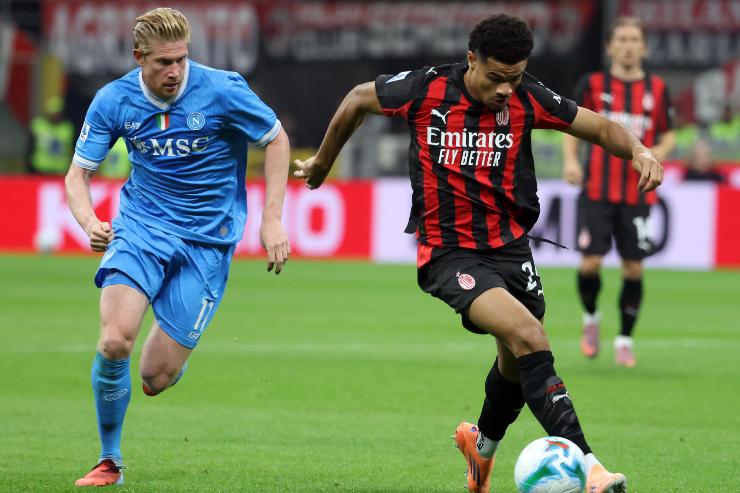 Zachary Athekame e Kevin De Bruyne nel corso del match tra Milan e Napoli