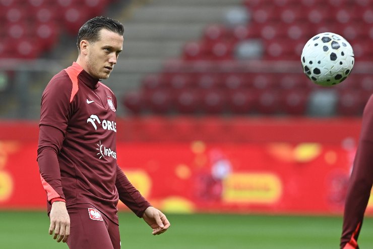Piotr Zielinski durante il riscaldamento con la Nazionale polacca