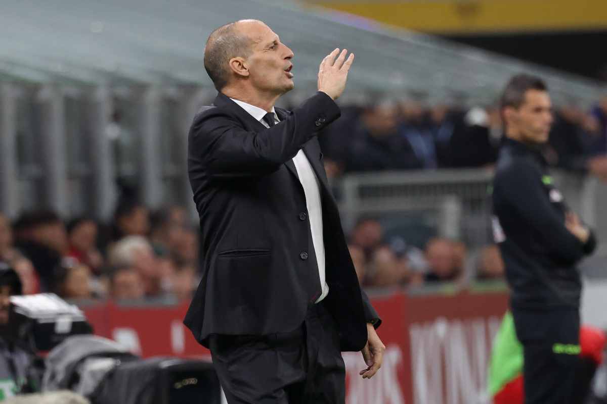 Massimiliano Allegri, allenatore del Milan, impartisce indicazioni a bordo campo durante la stagione 2025/2026.