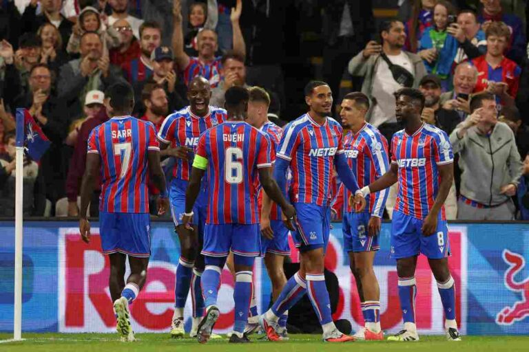 Mateta e i giocatori del Crystal Palace esultano dopo un gol