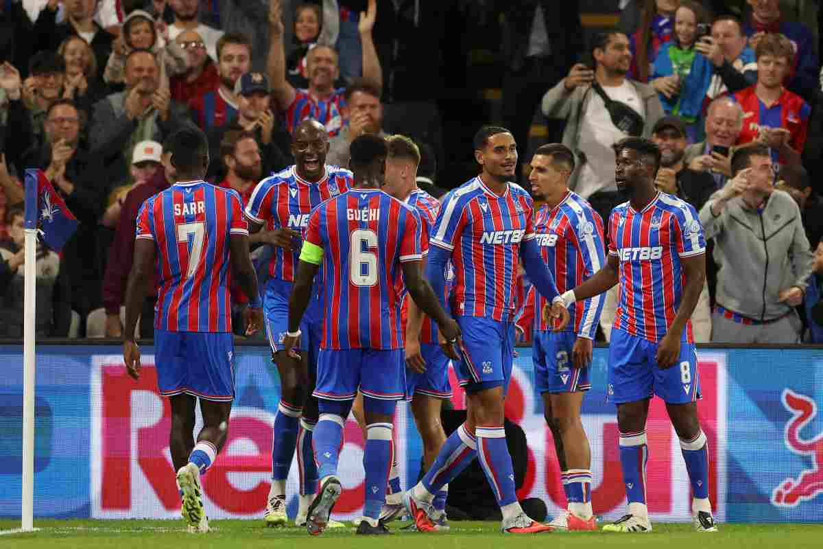 Mateta e i giocatori del Crystal Palace esultano dopo un gol