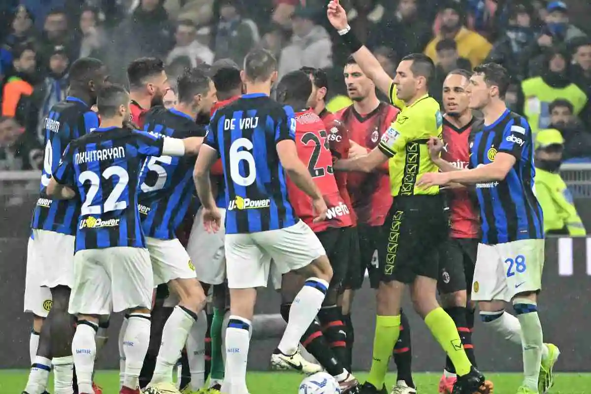 La rissa nel finale tra i giocatori di Milan e Inter allo stadio Meazza di Milano, 22 aprile 2024.
