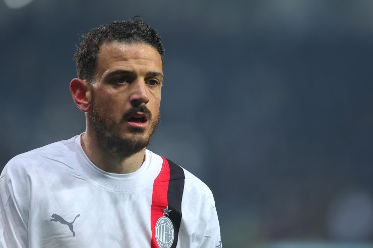 Alessandro Florenzi in primo piano con la maglia bianca del Milan durante una partita di Serie A.