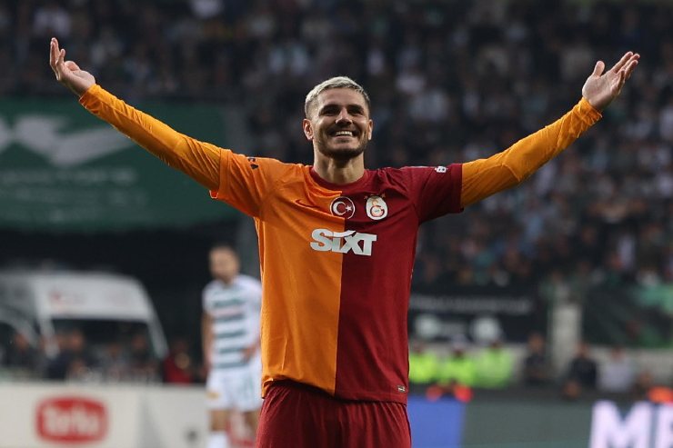 Mauro Icardi esulta a braccia aperte dopo un gol con la maglia del Galatasaray durante un match della stagione.