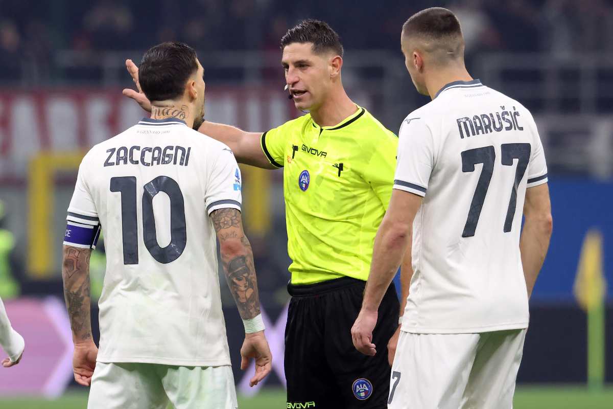 Zaccagni e Marusic a colloquio con l'arbitro