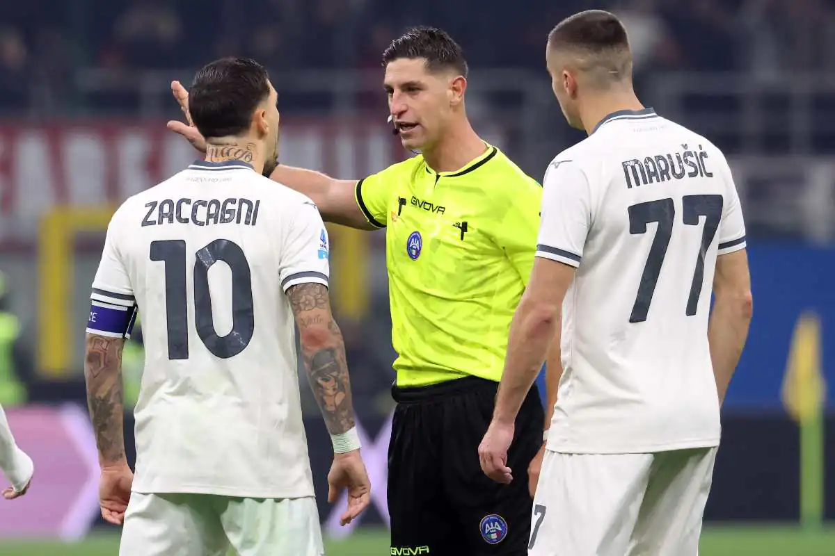Zaccagni e Marusic a colloquio con l'arbitro
