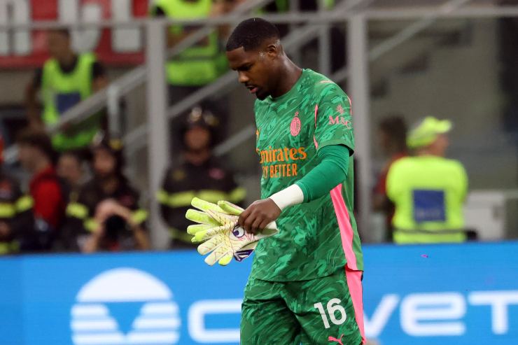 Maignan esce dal campo con la testa bassa dopo una partita del Milan