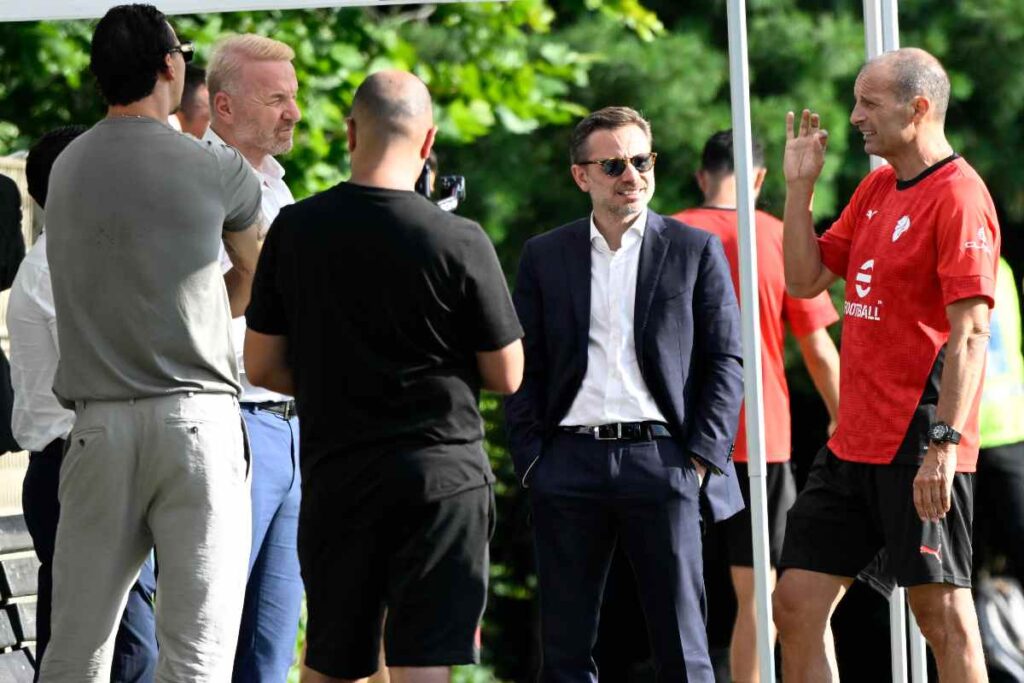 La dirigenza del Milan durante un allenamento della prima squadra