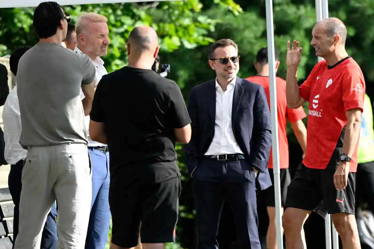 La dirigenza del Milan durante un allenamento della prima squadra