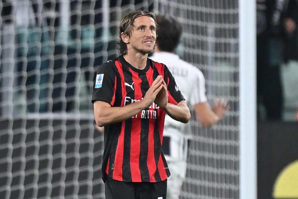 Luka Modric in campo con il Milan per una gara di Serie A