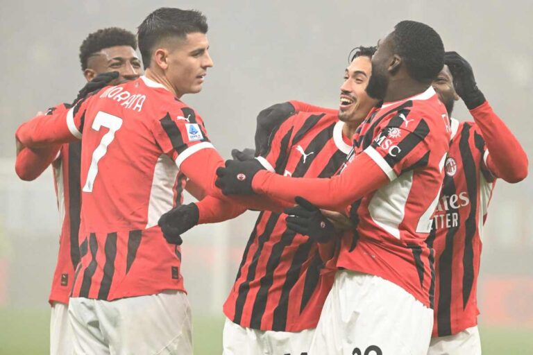 I calciatori del Milan in primo piano mentre festeggiano un gol